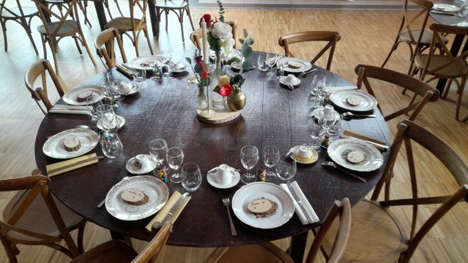 TABLE RONDE 1.80M EN BOIS COULEUR CHENE ANCIEN