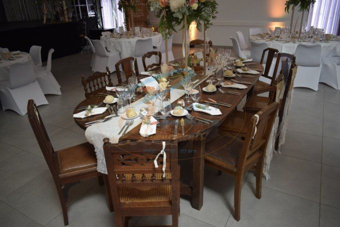 TABLE D'HONNEUR EN BOIS OVALE 12 PERSONNES