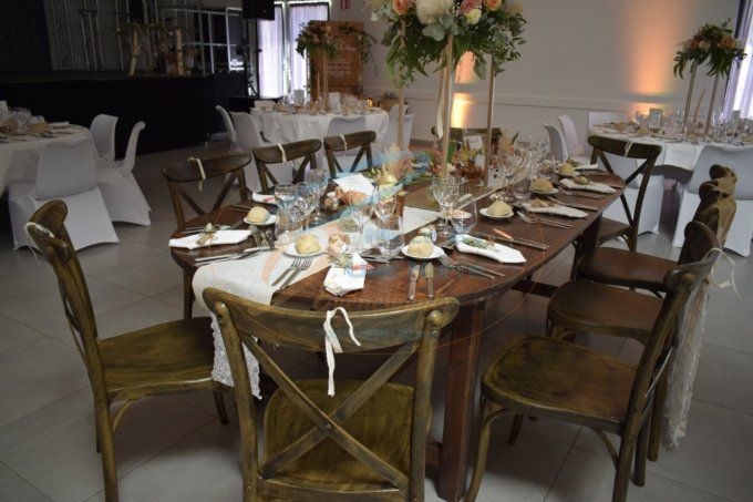 TABLE D'HONNEUR EN BOIS OVALE 12 PERSONNES