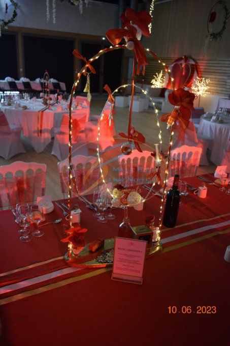 CENTRE DE TABLE ARCHE ROUGE ET OR