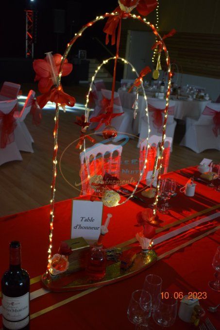 CENTRE DE TABLE ARCHE ROUGE ET OR