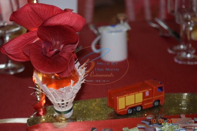 CENTRE DE TABLE ARCHE ROUGE ET OR