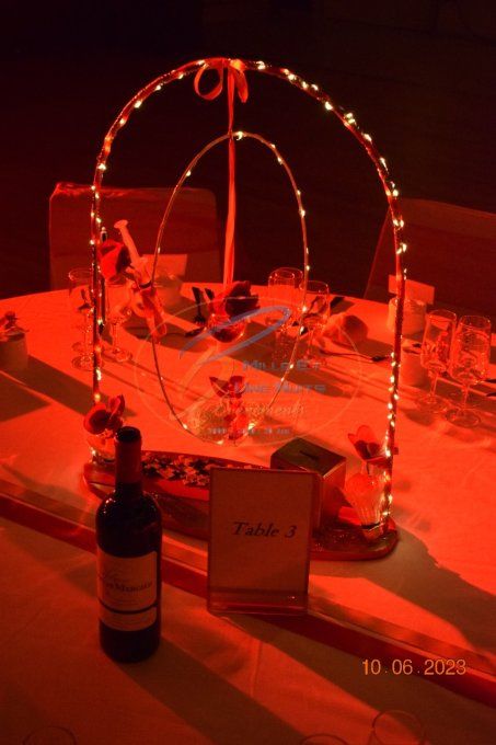 CENTRE DE TABLE ARCHE ROUGE ET OR
