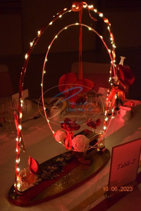 CENTRE DE TABLE ARCHE ROUGE ET OR