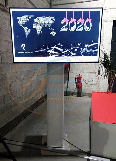 Ecran TV  led 5k 150cm sur Totem de 2m